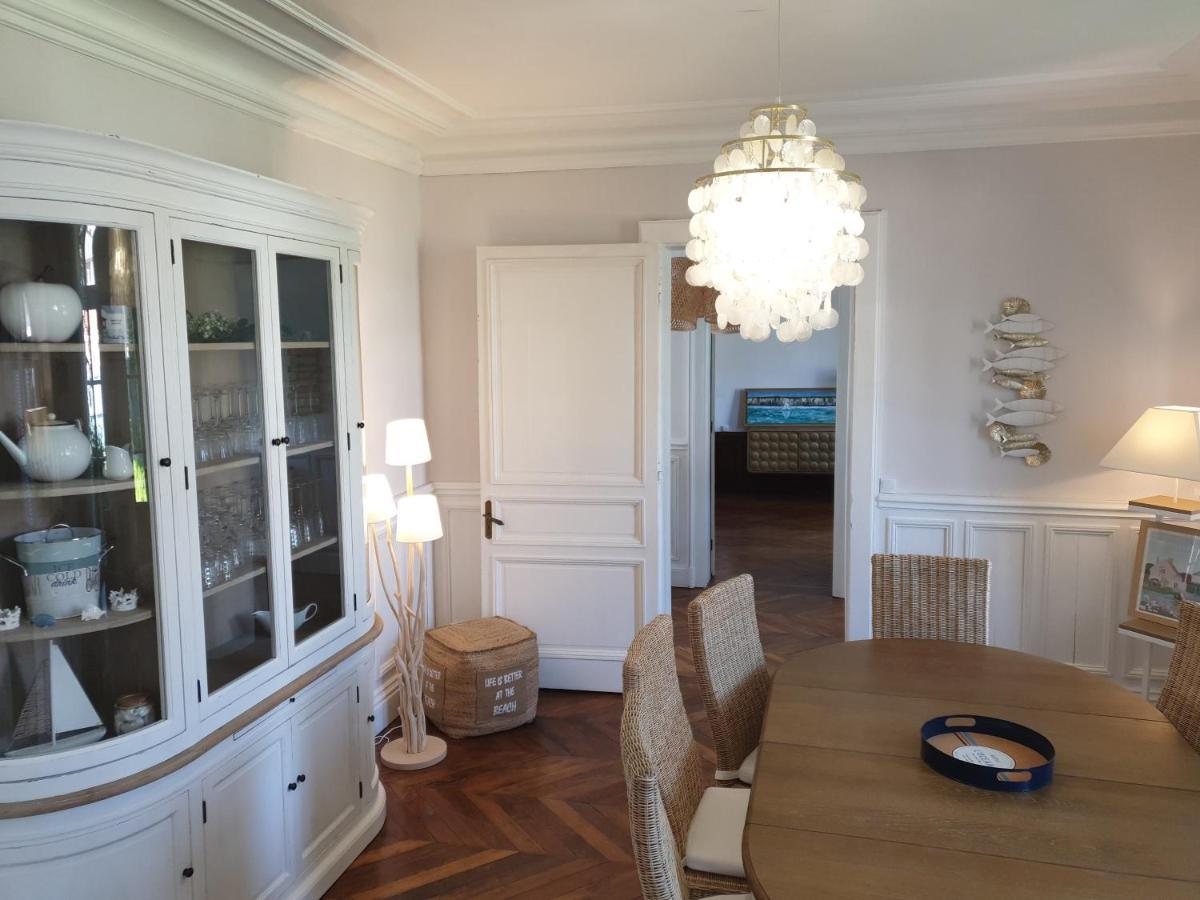 Holiday home Les Volets Bleus De Les Roses